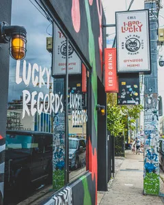 1-800-Lucky — interior y ambiente