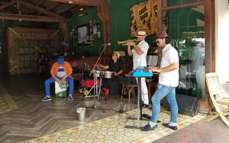 Ball & Chain — interior y ambiente