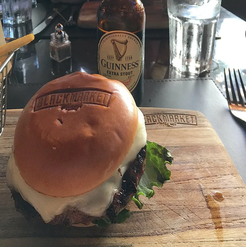 Black Market Miami — interior y ambiente