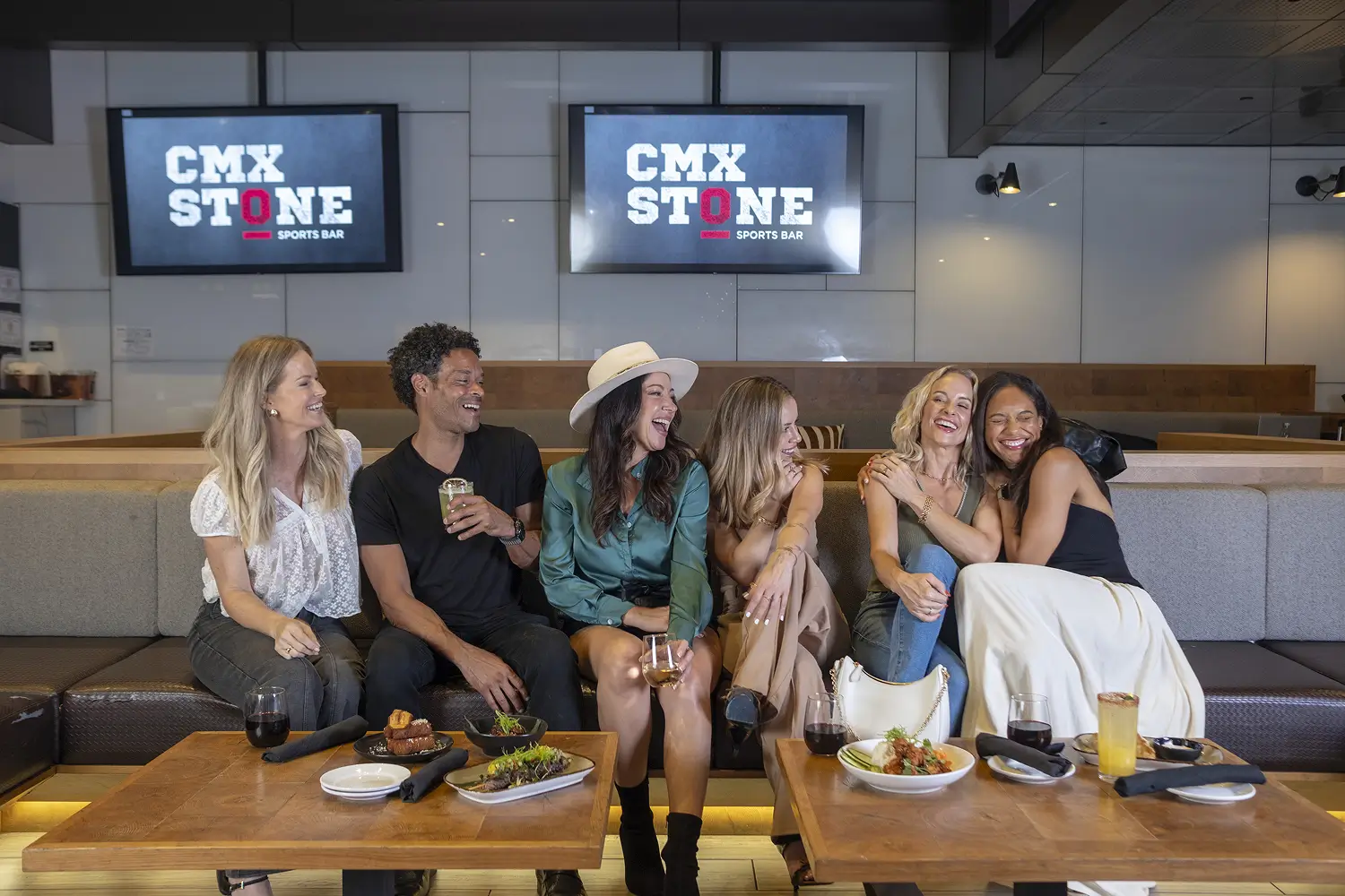 CMX Stone Sports Bar — interior y ambiente