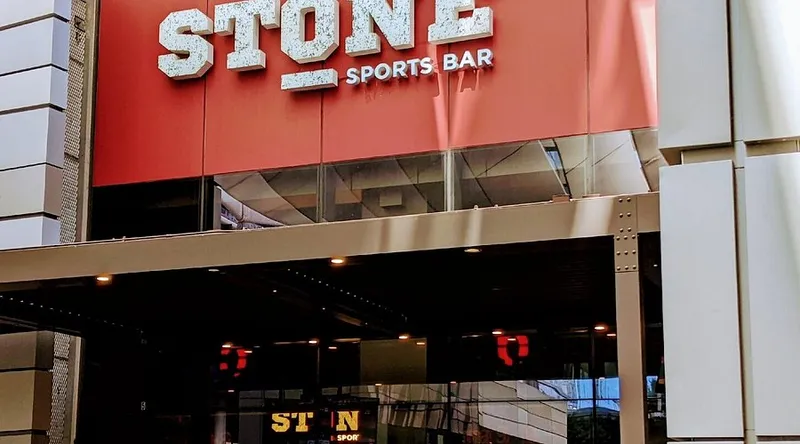 CMX Stone Sports Bar — interior y ambiente