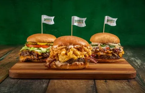 Duffy's Sports Grill — interior y ambiente