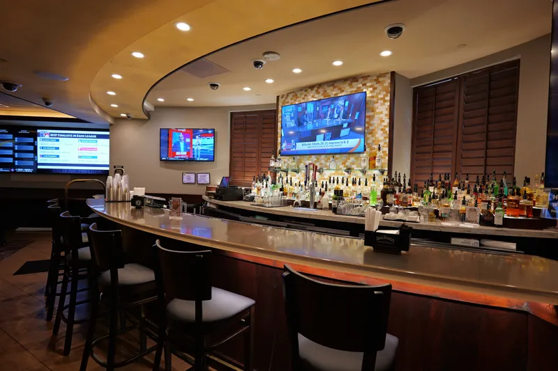 Legends Sports Bar — interior y ambiente