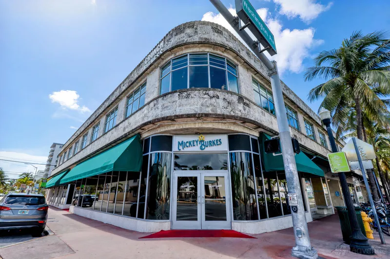 Mickey Burkes — interior y ambiente