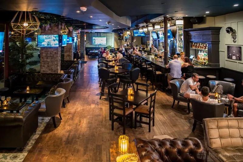 Mickey Burkes — interior y ambiente