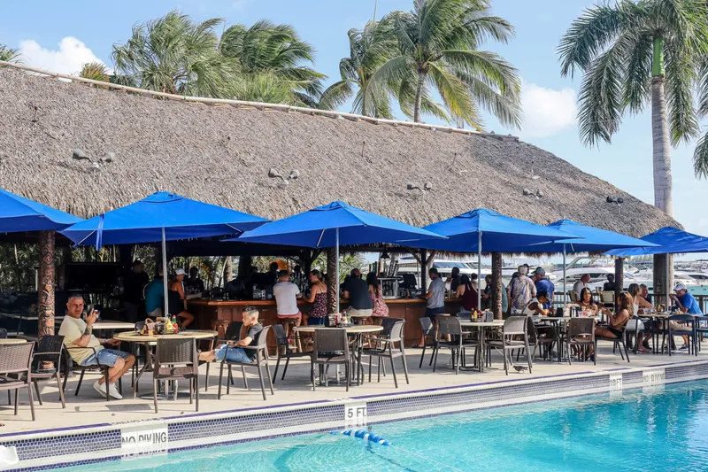 Monty's Sunset — interior y ambiente