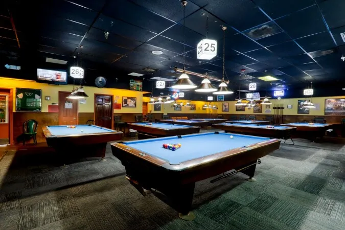 New Wave Billiards — interior y ambiente