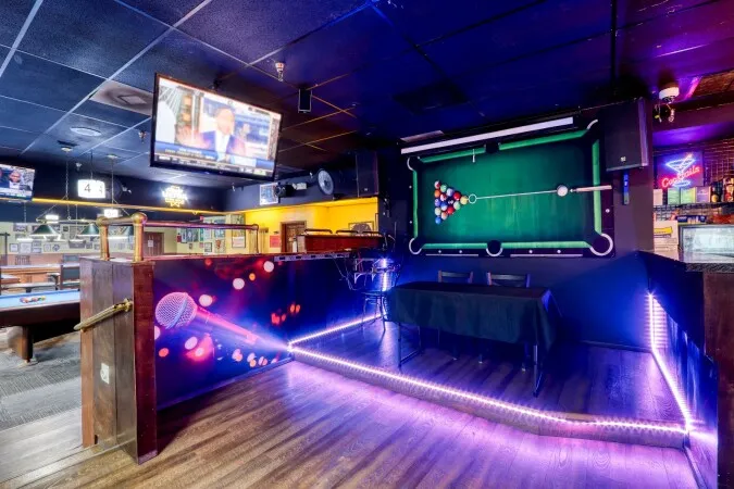 New Wave Billiards — interior y ambiente