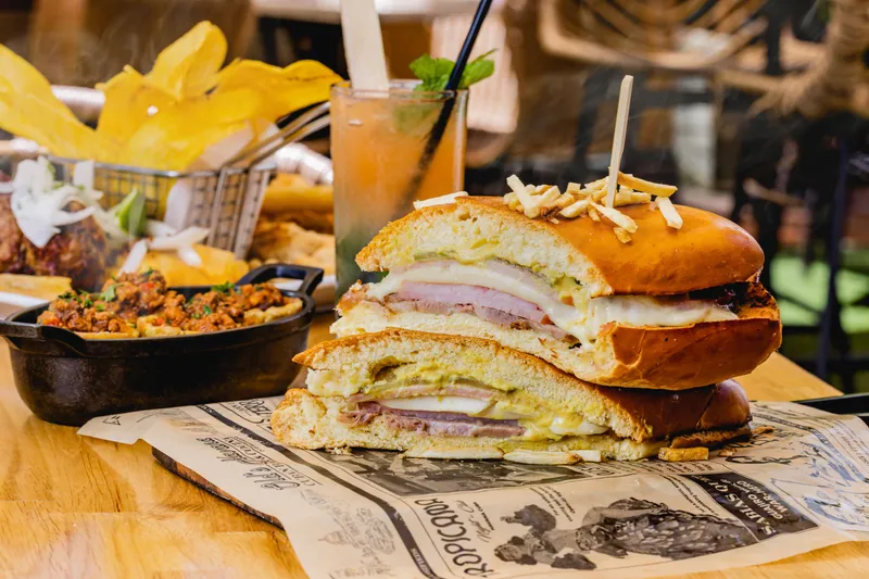 Old's Havana Cuban Bar — interior y ambiente