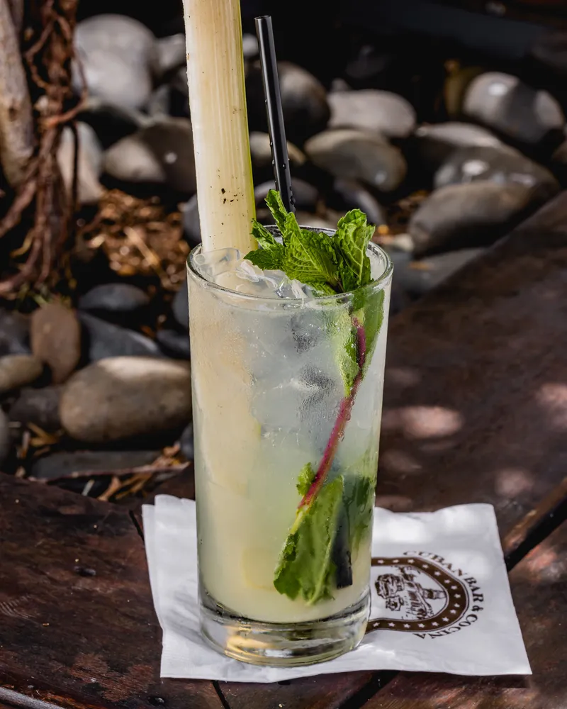 Old's Havana Cuban Bar — interior y ambiente