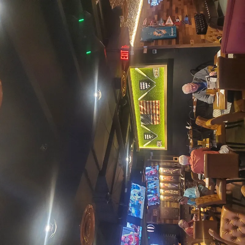 Old Tom's Sports Bar Kendall — interior y ambiente