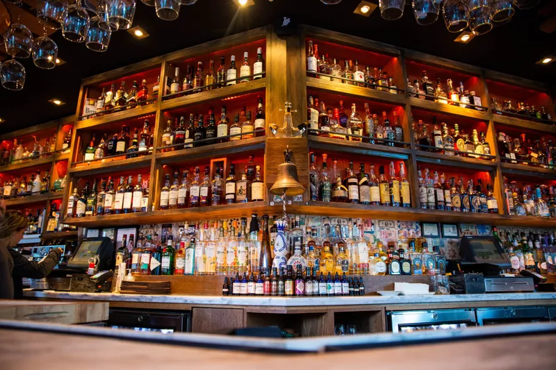 South Pointe Tavern — interior y ambiente