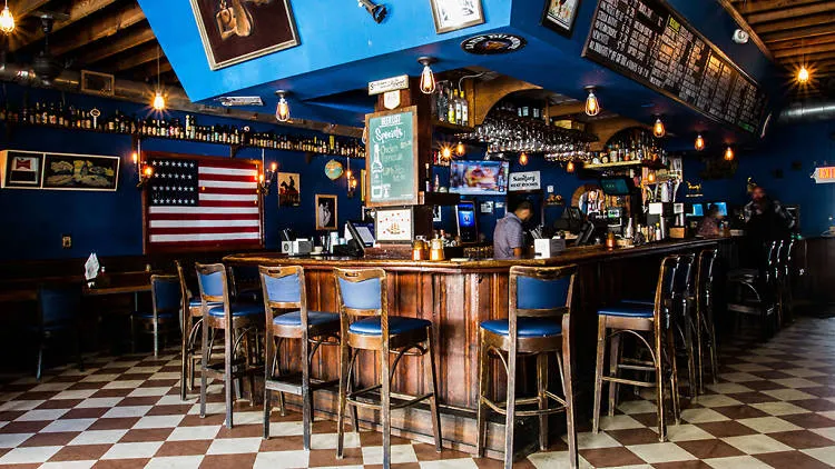 The Bar Coral Gables — interior y ambiente