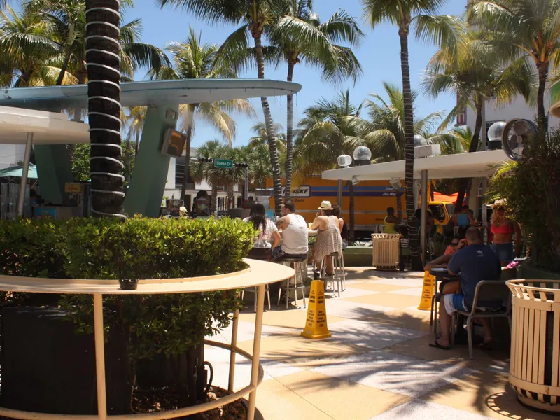 The Clevelander — interior y ambiente