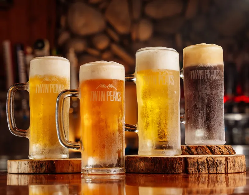 Twin Peaks Doral — interior y ambiente