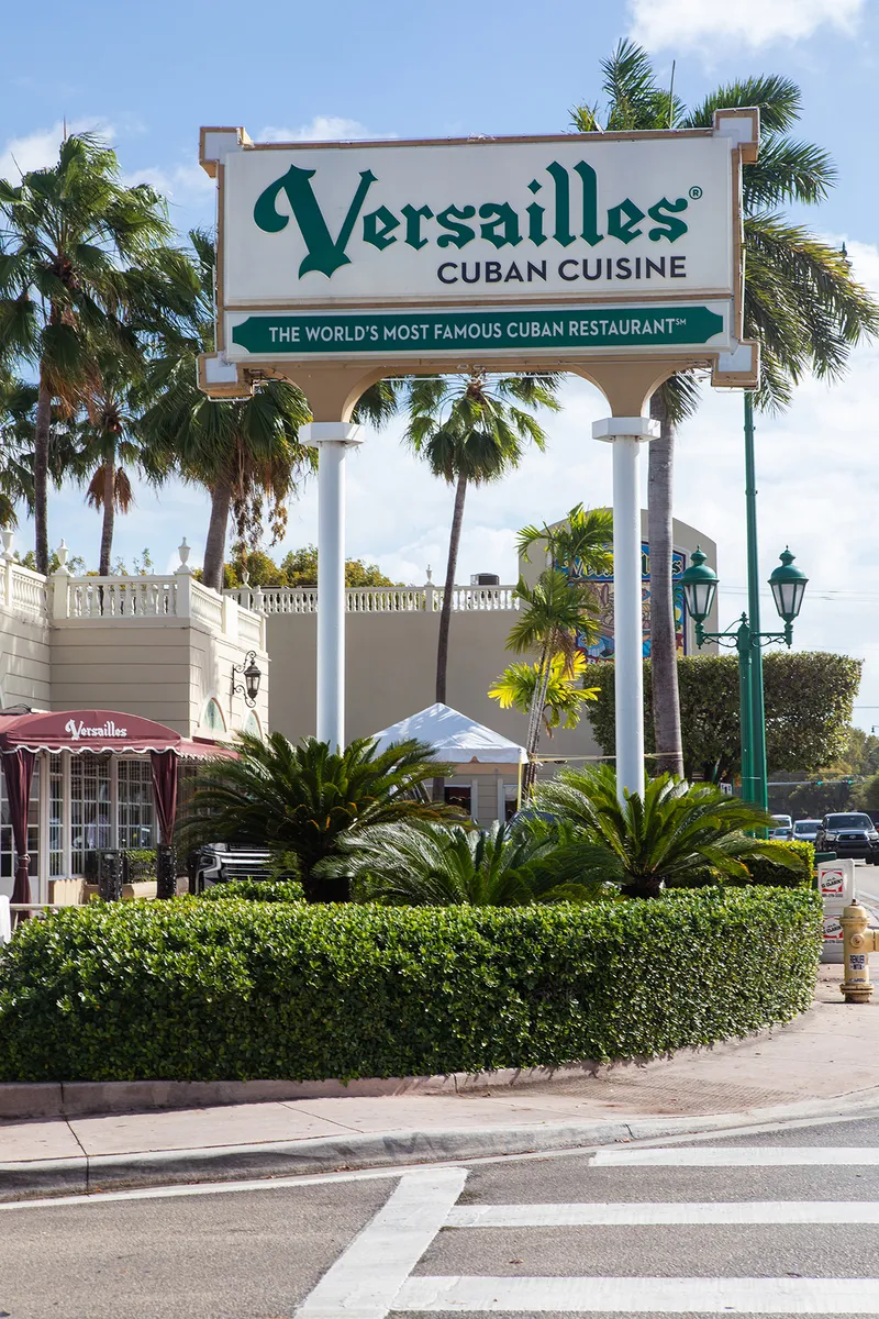 Versailles Restaurant — interior y ambiente