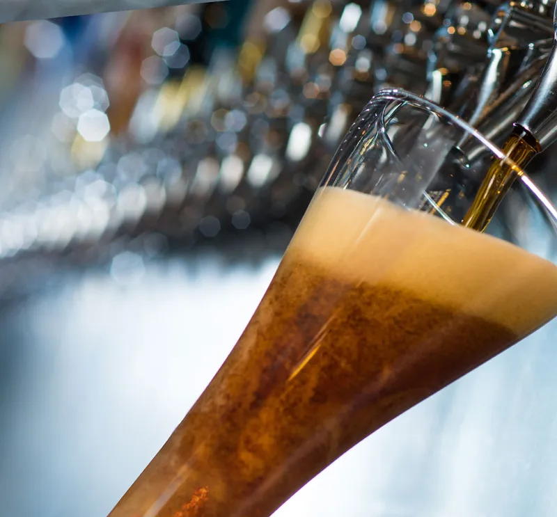 Yard House — interior y ambiente