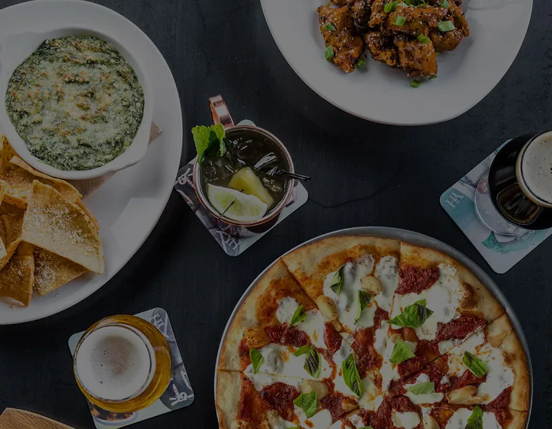 Yard House — interior y ambiente